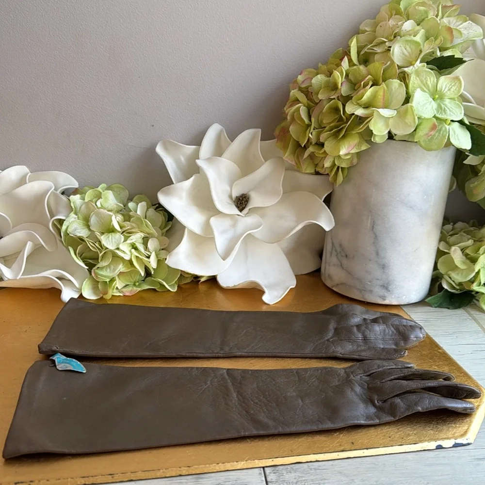 VNWT! Van Raalte Cabretta Table Cut Silk Lined Leather Gloves
